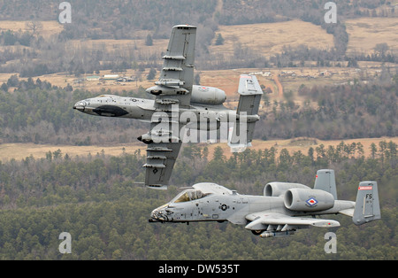 US-Luftwaffe a-10 Thunderbolt II Flugzeuge fliegen in Formation während einer Trainingsmission über Razorback Bereich im Fort Chaffee Manöver Training Center 30. Dezember 2013 in Fort Smith, Arkansas. Stockfoto