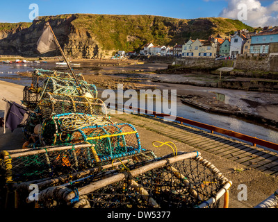 Gestapelte Krabben- und Hummertöpfe im Hafen von Staithes. North Yorkshire, Großbritannien. Stockfoto