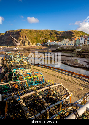 Gestapelte Krabben- und Hummertöpfe im Hafen von Staithes. North Yorkshire, Großbritannien. Stockfoto