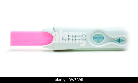 Home Schwangerschaft Test-Kit zeigt ein positives Ergebnis auf weißem Hintergrund Stockfoto