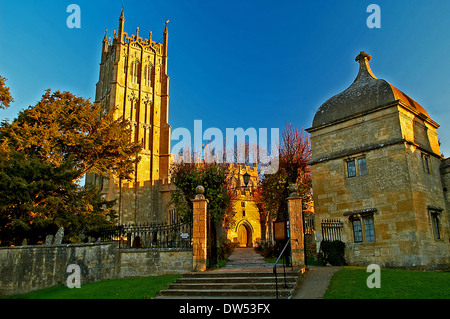 St James die Pfarrkirche in den Cotswolds Stadt von Chipping Campden, hat einen senkrecht Turm einen gemeinsamen Stil zu Wolle Kirchen Stockfoto