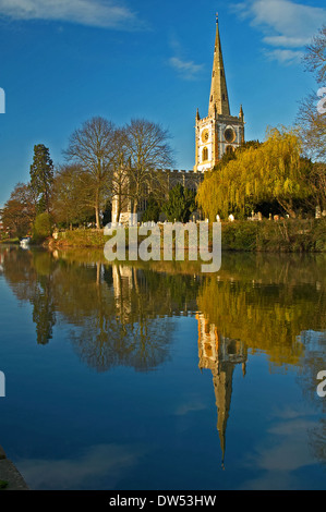 Holy Trinity Church in Stratford-upon-Avon spiegelt sich in den Fluss Avon früh an einem Frühlingsmorgen. Stockfoto