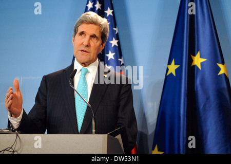 Secretary Kerry Adressen Reporter während der Pressekonferenz in Berlin Stockfoto