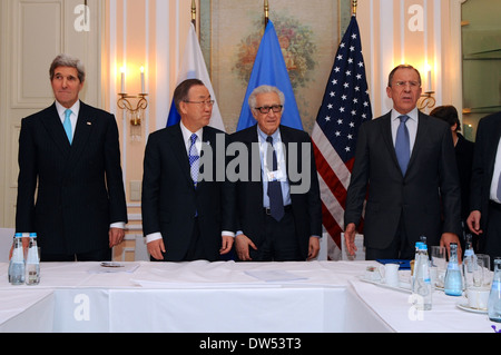 Secretary Kerry, UN-Generalsekretär Ban Ki-Moon, UN-Sonderbeauftragte Brahimi und der russische Außenminister Lawrow vor ein trilaterales Treffen Stockfoto