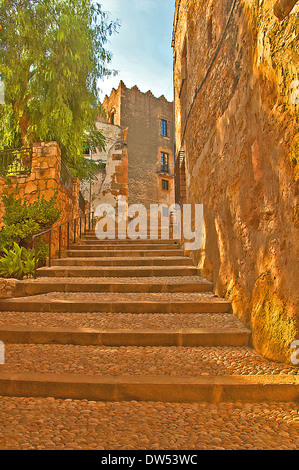 Alte Gassen und abgenutzte Treppen führen ins Herz der Altstadt und das Schloss in Altafulla Katalonien. Stockfoto