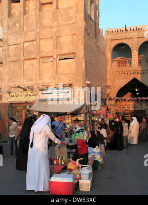 Katar, Doha, Souq Waqif, Straßenszene, Menschen, Stockfoto