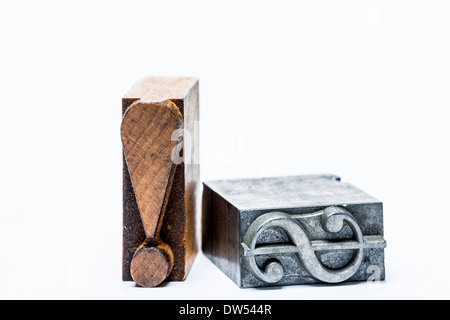 aus Holz und Metall Movable Type von uns Dollarzeichen und Ausrufezeichen Stockfoto