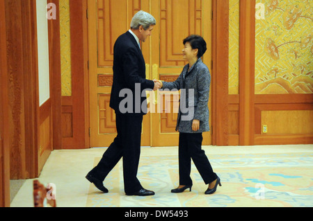 Südkoreanischen Präsidenten Park grüßt Sekretär Kerry in Seoul Stockfoto