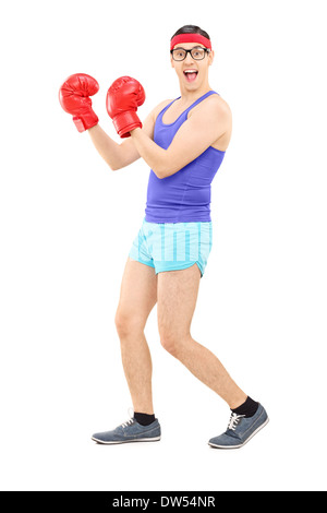 In voller Länge Portrait eines jungen Mannes mit Boxhandschuhen posiert für die Kamera Stockfoto