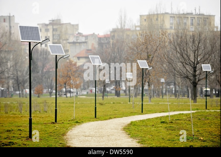 Park öffentliche Lichtmasten mit Photovoltaik-panels Stockfoto