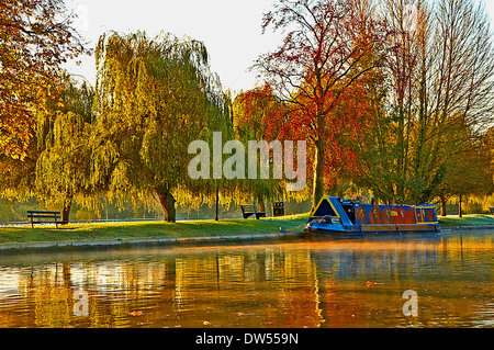 Eine herbstliche Flusslandschaft am frühen Morgen mit einem einsamen Narrowboat festgemacht an den Ufern des Flusses Avon in Stratford-upon-Avon, Warwickshire. Stockfoto
