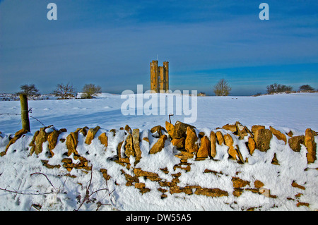 Broadway Tower auf Fisch Hill, dem zweithöchsten Punkt in den Cotswolds, mit einem Abstauben des Schnees. Stockfoto