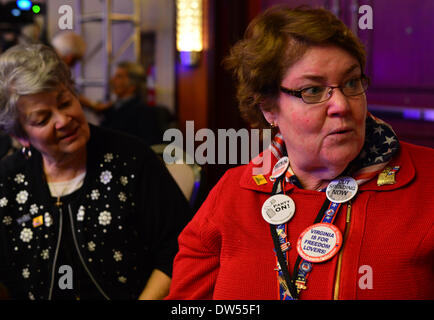 27. Februar 2014 - Washington, District Of Columbia, USA - Freunde, JANIE LAWLER-SAVITSKE und ALMA JACKSON, beide aus Fairfax, Virginia, während der Feierlichkeiten zum fünften Jahrestag der Tea Party Bewegung in Washington, DC Donnerstag. Die Bewegung ist bekannt für ihre Fahrt zum Schrumpfen Ausgaben des Bundes und hat häufig vorgeworfen, schärfen die bittere Partisane Kluft in Washington, spielt eine Schlüsselrolle in der eher konservativen Neigung der modernen republikanischen Partei durch die Popularität der konservative Führer wie Senator Ted Cruz von Texas und Senator Rand Paul von Kentucky, zu stärken, die beide Stockfoto