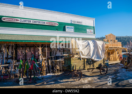 Alten Planwagen, Clinton Emporium Store, Clinton, Britisch-Kolumbien, Kanada Stockfoto