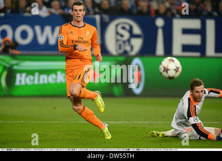 Gelsenkirchen, Deutschland. 26. Februar 2014. Gareth Bale (Real), Ralf Fahrmann (Schalke) Football / Soccer: Gareth Bale von Real Madrid schießt sein Team fünften Tor vorbei an Torhüter Ralf Fahrmann von Schalke in der UEFA Champions League Runde der 16, 1. Etappe match zwischen FC Schalke 04 1-6 Real Madrid in Veltins-Arena in Gelsenkirchen, Deutschland. Bildnachweis: Takamoto Tokuhara/AFLO/Alamy Live-Nachrichten Stockfoto