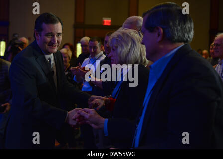 27. Februar 2014 - arbeitet Washington, District Of Columbia, USA - Texas Senator TED CRUZ, die Masse vor seiner Rede anlässlich des fünften Jahrestags der Tea Party Bewegung. Cruz sagte Tea-Party-Aktivisten, dass er "mit dem Versprechen, die wir zu diesem Land umdrehen gefüllt ist". (Bild Kredit: © Miguel Juarez Lugo/ZUMAPRESS.com) Stockfoto