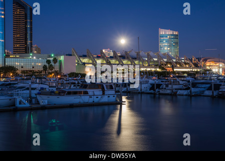 Der Mond über dem Embarcadero Marina in der Nacht. San Diego, Kalifornien, USA. Stockfoto