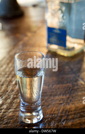 Einzigen Schuss Tequila auf Holztisch Stockfoto