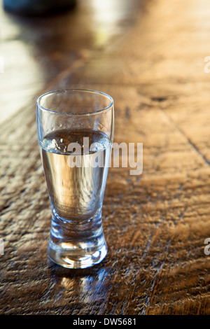 Einzigen Schuss Tequila auf Holztisch Stockfoto