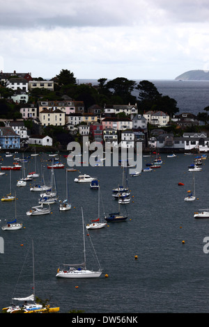 Blick auf die Flussmündungen von Polruan und River Fowey, Dodland Point on Horizon, Cornwall, England Stockfoto