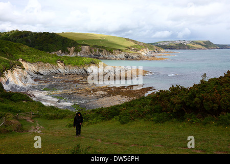 Blick Richtung Fowey und Wanderer zu Fuß entlang der South West Coast Path in Richtung Gribben Head, Cornwall, England Stockfoto