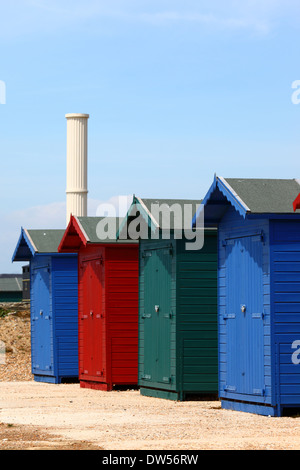 Linie der hölzernen Strandhütten am Meer und modernen griechischen Stil Spalte, St Leonards on Sea, East Sussex, England Stockfoto