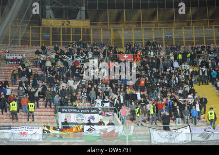 Neapel, Italien. 27. Februar 2014. Swansea-Fans während der UEFA Europa League Runde der 32 Rückspiel-match zwischen SSC Napoli und Swansea City Football / Soccer im Stadio San Paolo am 27. Februar 2014 in Neapel, Italien. Bildnachweis: Franco Romano/NurPhoto/ZUMAPRESS.com/Alamy Live-Nachrichten Stockfoto