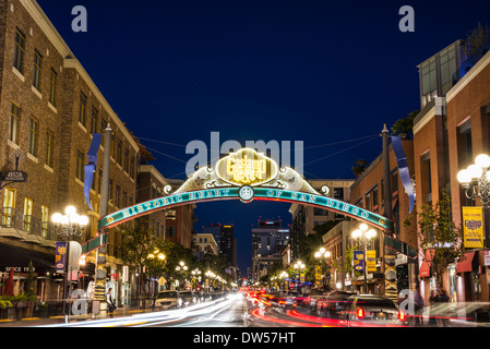 Gaslamp Quarter Zeichen bei Nacht beleuchtet. San Diego, Kalifornien, USA. Stockfoto