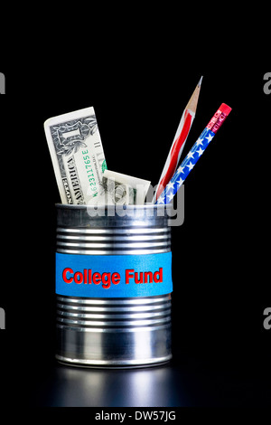 College Fonds Blechdose mit Bargeld. Stockfoto