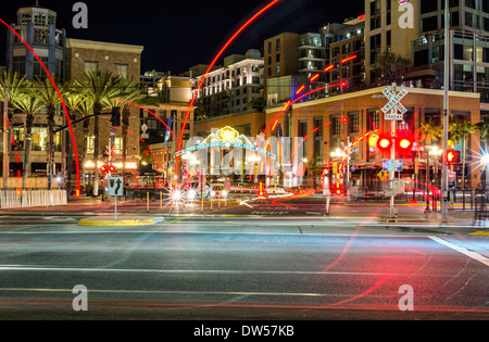 Gaslamp Quarter Zeichen im Hintergrund. Eine Vielzahl von Lichtern in der Innenstadt von San Diego, Kalifornien, USA. Stockfoto