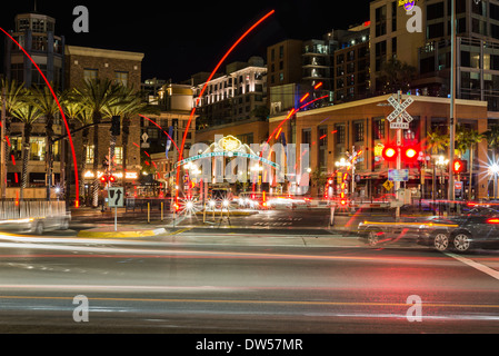 Gaslamp Quarter Zeichen im Hintergrund. Eine Vielzahl von Lichtern in der Innenstadt von San Diego, Kalifornien, USA. Stockfoto