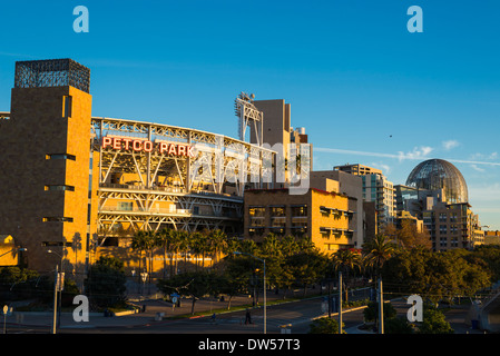 Petco Park und die Kuppel der Zentralbibliothek. San Diego, California, Vereinigte Staaten von Amerika. Stockfoto