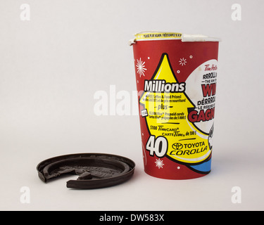 Tim Horton Roll-up der Felge, Kaffeetasse mit Deckel auf weißem Hintergrund zu gewinnen Stockfoto