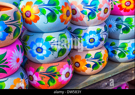 Bunte handgemachte Töpfe. Old Town State Historic Park, San Diego, Kalifornien, USA. Stockfoto