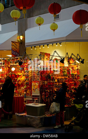 Menschen beim Einkaufen für traditionelle Glücksbringer am chinesischen Neujahrsfest in Chinatown, Vancouver, BC, Kanada. Stockfoto