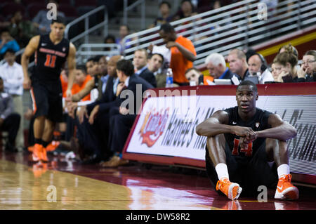 Los Angeles, CA, USA. 27. Februar 2014. 27. Februar 2014 - Los Angeles, CA, Vereinigte Staaten von Amerika - Oregon State Beavers vorwärts Daniel Gomis (14) Uhren einen Freiwurf, während Sie sitzen auf der Seite in der 1. Hälfte während der NCAA zwischen Oregon State Beavers und USC Trojans im Galen Center in Los Angeles, CA. Credit Spiel: Csm/Alamy Live-Nachrichten Stockfoto