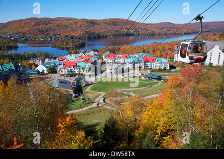 Mont Tremblant See und Dorf im Herbst, Quebec, Kanada Stockfoto