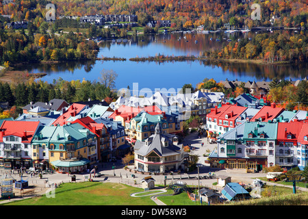 Mont Tremblant See und Dorf im Herbst, Quebec, Kanada Stockfoto