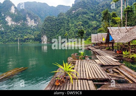 Schwimmendes Dorf am See Cheo lan in Thailand Stockfoto