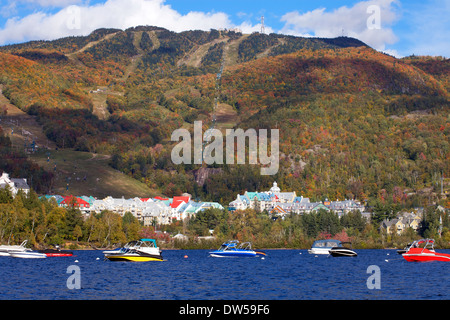 Mont Tremblant See und Dorf im Herbst, Quebec, Kanada Stockfoto