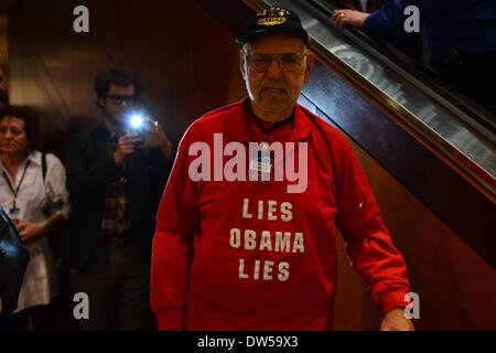 27. Februar 2014 - Washington, District Of Columbia, USA - CHARLES ANDERSON aus Houston Texas, trägt seine Aussage während einer Pause bei den den fünften Jahrestag der Tea Party Bewegung in Washington, DC Donnerstag. Die Bewegung ist bekannt für ihre Fahrt zum Schrumpfen Ausgaben des Bundes und hat häufig vorgeworfen, schärfen die bittere Partisane Kluft in Washington, spielen eine Schlüsselrolle in der eher konservativen Neigung der modernen republikanischen Partei durch Stärkung der Popularität der konservative Führer wie Senator Ted Cruz von Texas und Senator Rand Paul von Kentucky, beide von wem wie gelten Stockfoto