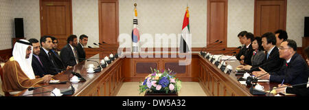 Seoul, Südkorea. 28. Februar 2014. Südkoreanischer Premierminister Chung Hong-Won (1. R) trifft sich mit Kronprinz von Abu Dhabi Sheikh Mohammed bin Zayed Al Nahyan (1. L) in Seoul, Südkorea, 28. Februar 2014. © Park Jin-Hee/Xinhua/Alamy Live-Nachrichten Stockfoto