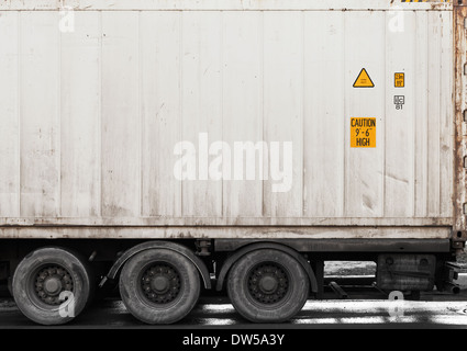 Fragment von Weißmetall-Cargo-Container auf LKW Stockfoto