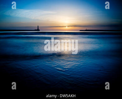 Roker Strand, Sunderland. 28. Februar 2014. Die Sonne geht an einem ruhigen Morgen am Strand von Roker, Sunderland im Nordosten von England am letzten Tag des Februar 2014. Bildnachweis: Paul Swinney/Alamy Live-Nachrichten Stockfoto