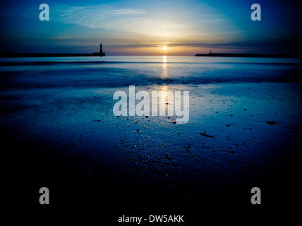 Roker Strand, Sunderland. 28. Februar 2014. Die Sonne geht an einem ruhigen Morgen am Strand von Roker, Sunderland im Nordosten von England am letzten Tag des Februar 2014. Bildnachweis: Paul Swinney/Alamy Live-Nachrichten Stockfoto