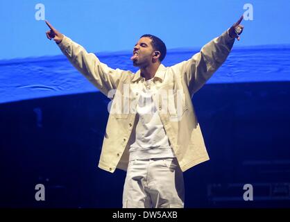 Berlin, Deutschland. 27. Februar 2014. Kanadischer Schauspieler und Rapper Drake (Aubrey Drake Graham) führt in der 02 World in Berlin, Deutschland, 27. Februar 2014. Foto: Britta Pedersen/Dpa/Alamy Live News Stockfoto