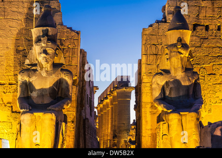 Die beiden Statuen von Ramses II am Eingang zum Luxor-Tempel. Stockfoto