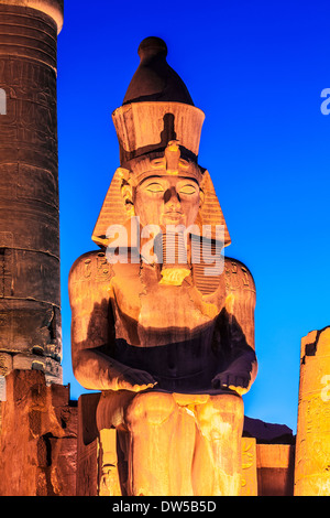 Statue von Ramses II (ursprünglich Tutankhamen) am Ende der zentralen Kolonnade von Amenophis III im Luxor-Tempel. Stockfoto