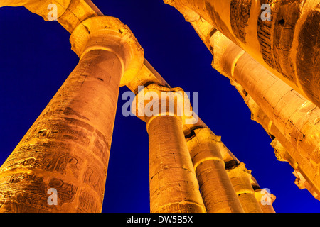 Die Kolonnade des Amenhotep III im Luxor-Tempel. Stockfoto