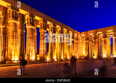 Die große hypostyle Halle von Amenophis III im Luxor-Tempel. Stockfoto